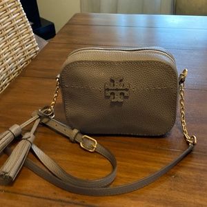 TORY BURCH MCGRAW CAMERA BAG / Silver Maple Color